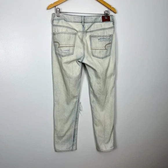 American Eagle Tomgirl Light Wash Distressed Ripped Straight Leg Jeans Size 4 - Picture 7 of 13